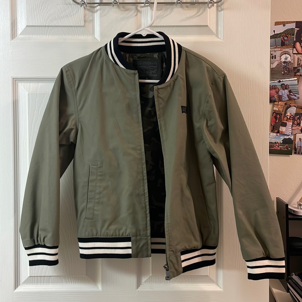 Levi’s bomber jacket size medium worn once!